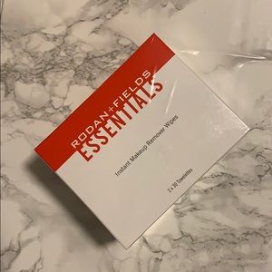 Rodan + Fields instant makeup remover wipes